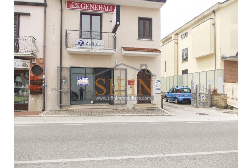 Locale Commerciale - Passo di Mirabella Eclano, su via Nazionale, a pochi passi dalla piazza principale, proponiamo in locazione locale commerciale di mq. 65,00