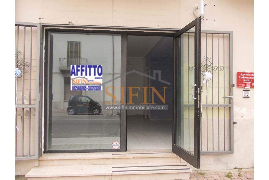 Locale Commerciale - Passo di Mirabella Eclano, su via Nazionale, a pochi passi dalla piazza principale, proponiamo in locazione locale commerciale di mq. 65,00
