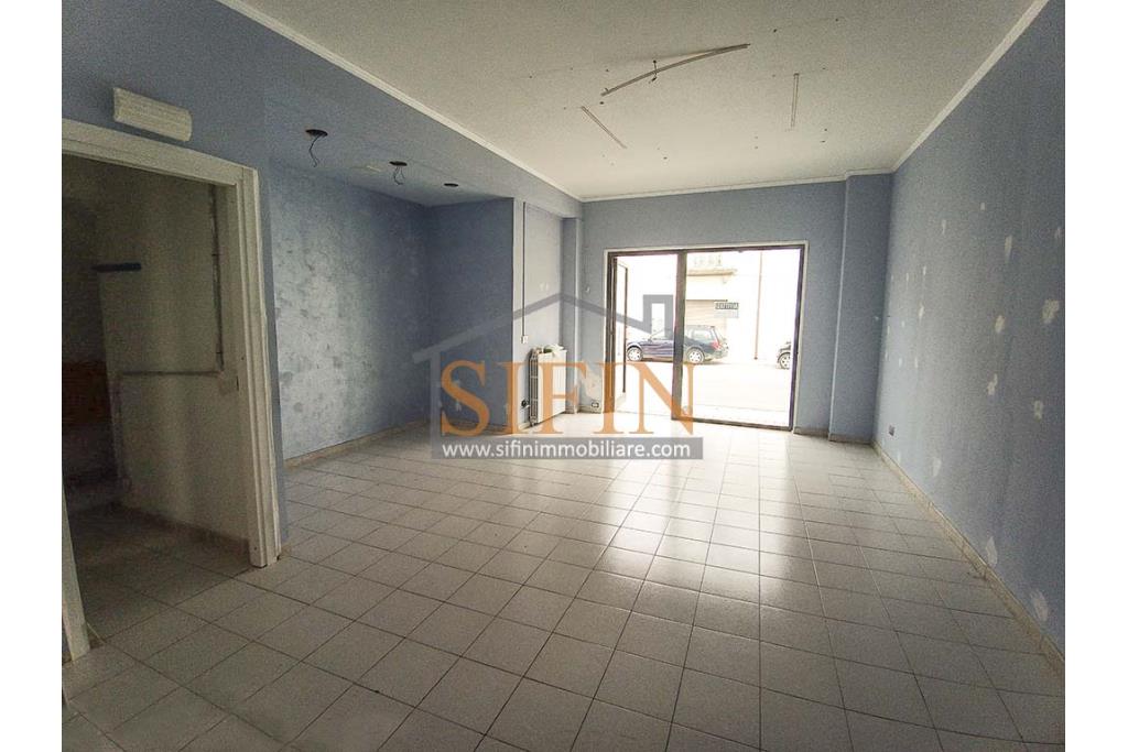 Locale Commerciale - Passo di Mirabella Eclano, su via Nazionale, a pochi passi dalla piazza principale, proponiamo in locazione locale commerciale di mq. 65,00