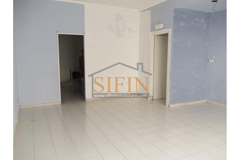 Locale Commerciale - Passo di Mirabella Eclano, su via Nazionale, a pochi passi dalla piazza principale, proponiamo in locazione locale commerciale di mq. 65,00