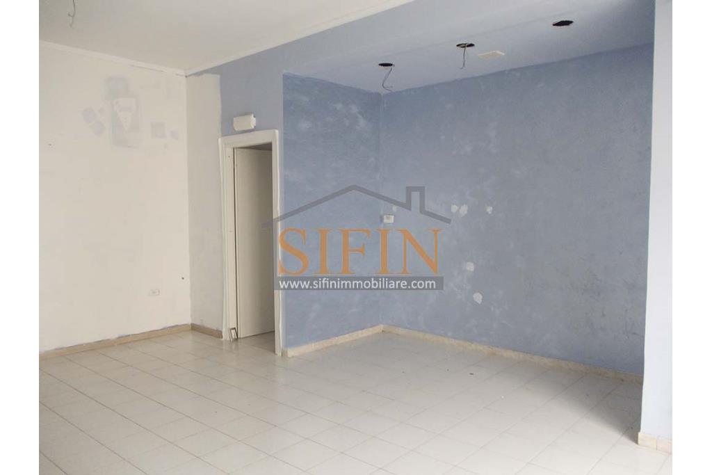 Locale Commerciale - Passo di Mirabella Eclano, su via Nazionale, a pochi passi dalla piazza principale, proponiamo in locazione locale commerciale di mq. 65,00