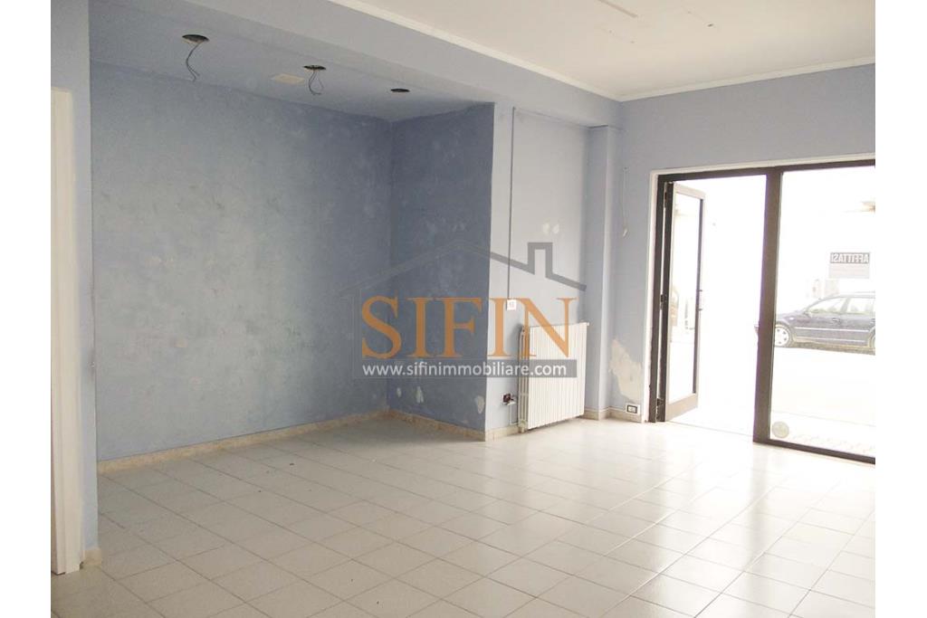 Locale Commerciale - Passo di Mirabella Eclano, su via Nazionale, a pochi passi dalla piazza principale, proponiamo in locazione locale commerciale di mq. 65,00