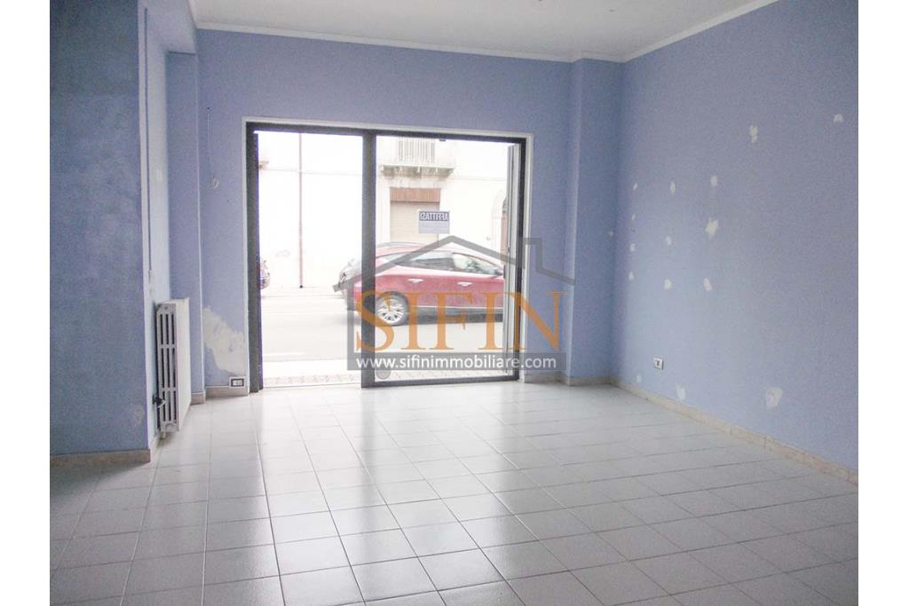 Locale Commerciale - Passo di Mirabella Eclano, su via Nazionale, a pochi passi dalla piazza principale, proponiamo in locazione locale commerciale di mq. 65,00