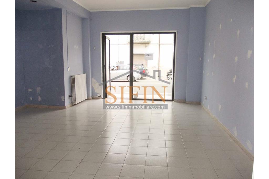 Locale Commerciale - Passo di Mirabella Eclano, su via Nazionale, a pochi passi dalla piazza principale, proponiamo in locazione locale commerciale di mq. 65,00