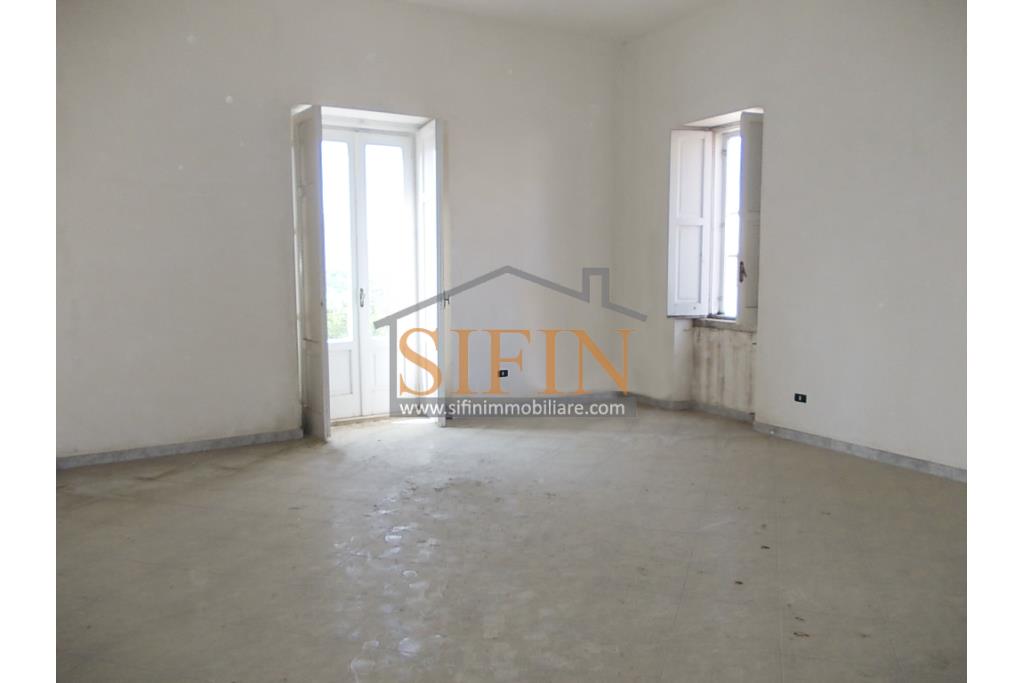 Appartamento Centro Storico - Fontanarosa (AV) nel pieno centro storico, via Bianchi, proponiamo in vendita appartamento di mq. 120,00 ca. ubicato al secondo piano di piccola palazzina