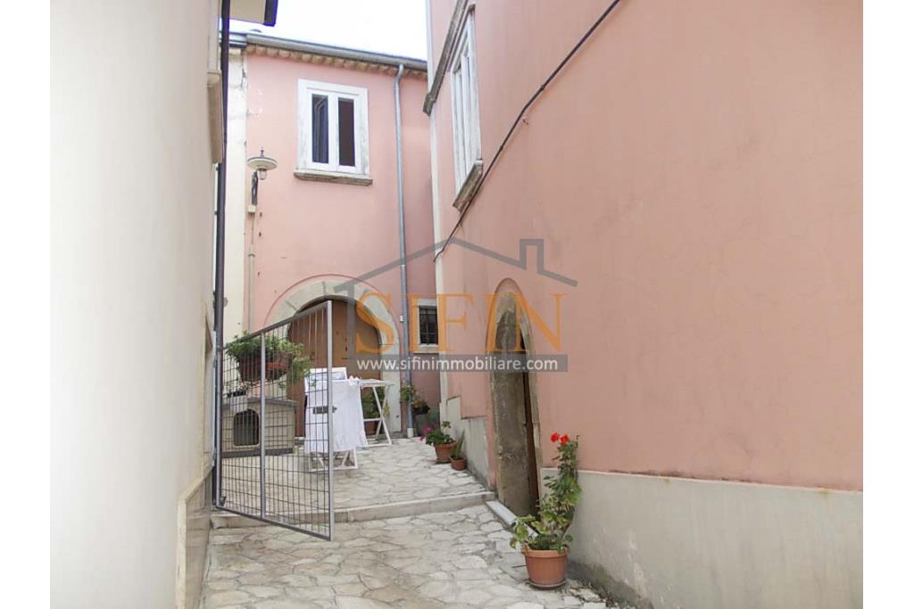 Appartamento Centro Storico - Fontanarosa (AV) nel pieno centro storico, via Bianchi, proponiamo in vendita appartamento di mq. 120,00 ca. ubicato al secondo piano di piccola palazzina