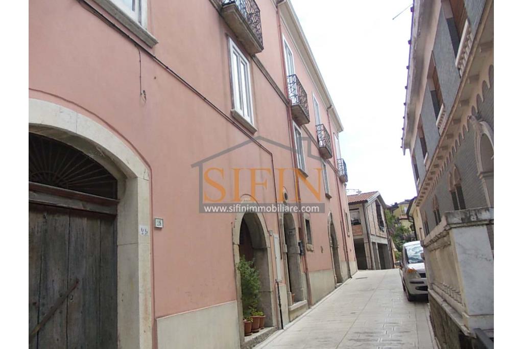 Appartamento Centro Storico - Fontanarosa (AV) nel pieno centro storico, via Bianchi, proponiamo in vendita appartamento di mq. 120,00 ca. ubicato al secondo piano di piccola palazzina