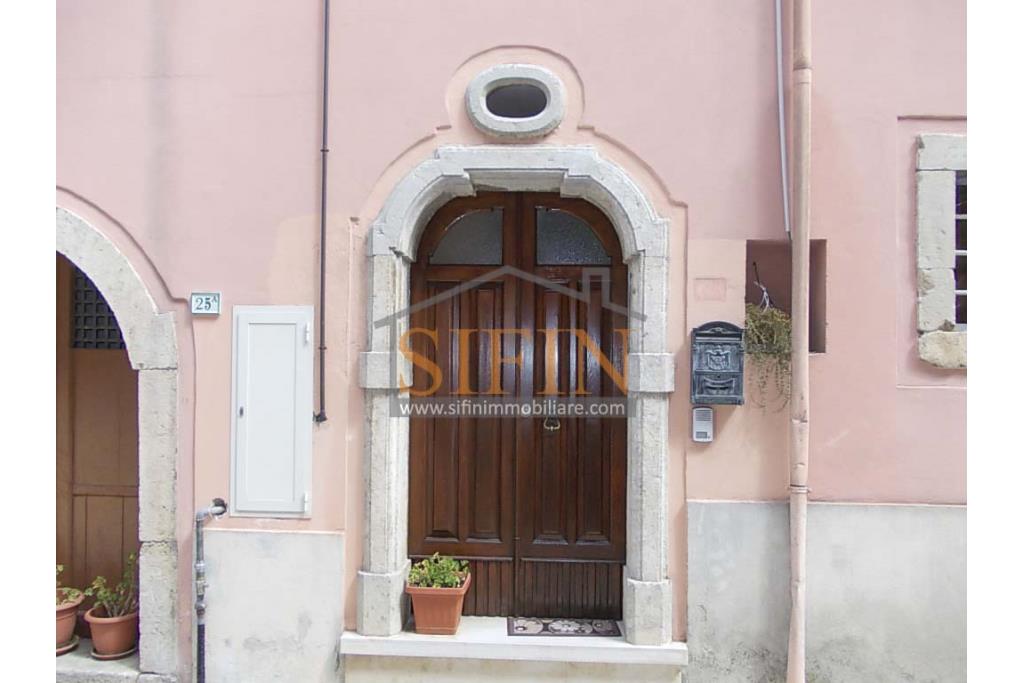 Appartamento Centro Storico - Fontanarosa (AV) nel pieno centro storico, via Bianchi, proponiamo in vendita appartamento di mq. 120,00 ca. ubicato al secondo piano di piccola palazzina