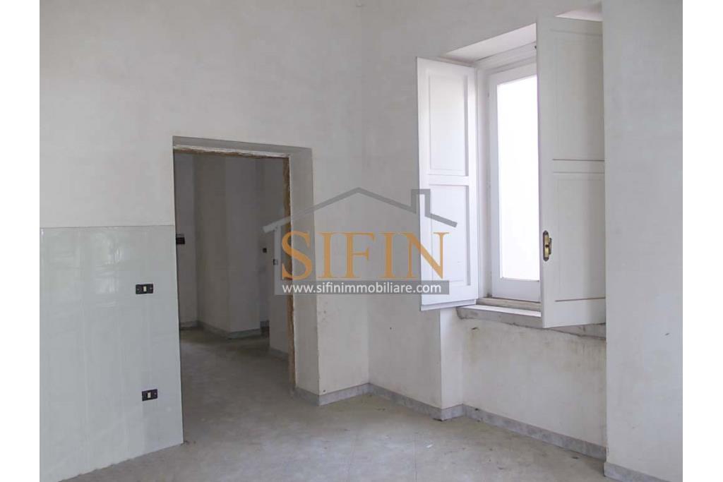 Appartamento Centro Storico - Fontanarosa (AV) nel pieno centro storico, via Bianchi, proponiamo in vendita appartamento di mq. 120,00 ca. ubicato al secondo piano di piccola palazzina