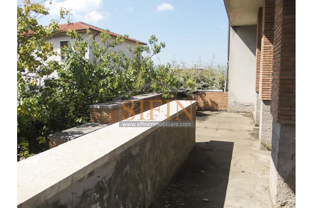 Villa in costruzione - Fontanarosa, a soli 600 metri dalla piazza Cristo Re, proponiamo in vendita, imponente villa di mq. 600,00 ca. in corso di cosruzione.