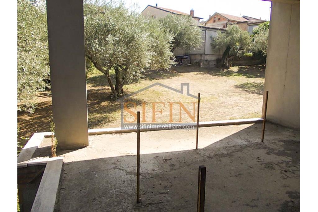 Villa in costruzione - Fontanarosa, a soli 600 metri dalla piazza Cristo Re, proponiamo in vendita, imponente villa di mq. 600,00 ca. in corso di cosruzione.