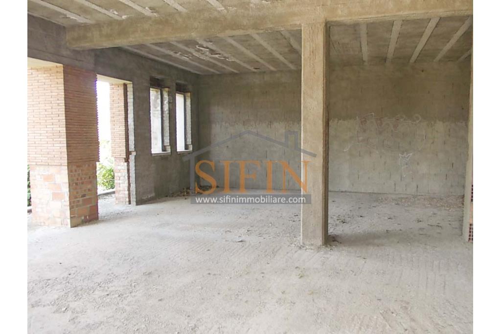 Villa in costruzione - Fontanarosa, a soli 600 metri dalla piazza Cristo Re, proponiamo in vendita, imponente villa di mq. 600,00 ca. in corso di cosruzione.