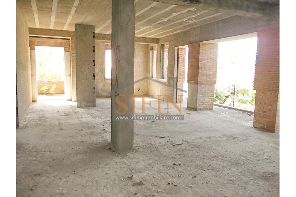 Villa in costruzione - Fontanarosa, a soli 600 metri dalla piazza Cristo Re, proponiamo in vendita, imponente villa di mq. 600,00 ca. in corso di cosruzione.