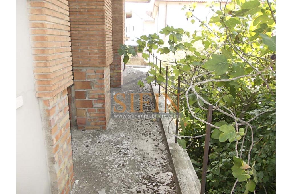 Villa in costruzione - Fontanarosa, a soli 600 metri dalla piazza Cristo Re, proponiamo in vendita, imponente villa di mq. 600,00 ca. in corso di cosruzione.