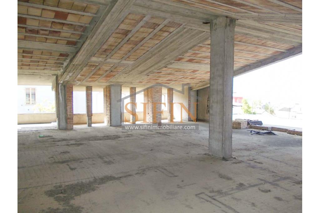 Villa in costruzione - Fontanarosa, a soli 600 metri dalla piazza Cristo Re, proponiamo in vendita, imponente villa di mq. 600,00 ca. in corso di cosruzione.