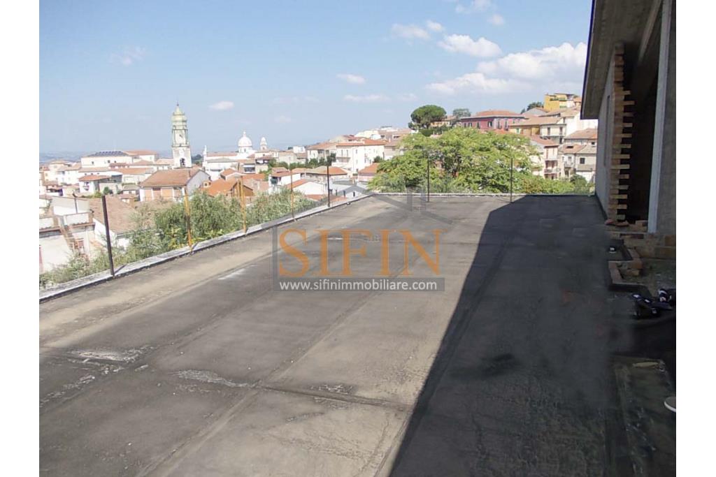 Villa in costruzione - Fontanarosa, a soli 600 metri dalla piazza Cristo Re, proponiamo in vendita, imponente villa di mq. 600,00 ca. in corso di cosruzione.