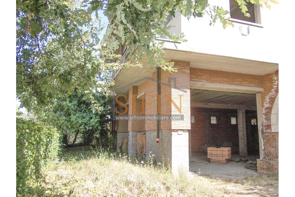 Villa in costruzione - Fontanarosa, a soli 600 metri dalla piazza Cristo Re, proponiamo in vendita, imponente villa di mq. 600,00 ca. in corso di cosruzione.