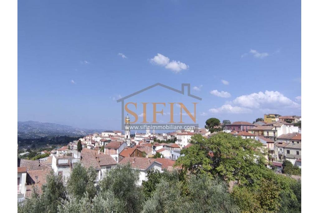 Villa in costruzione - Fontanarosa, a soli 600 metri dalla piazza Cristo Re, proponiamo in vendita, imponente villa di mq. 600,00 ca. in corso di cosruzione.
