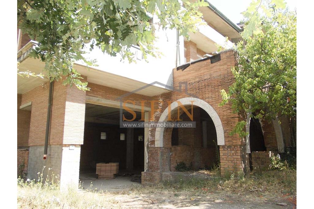 Villa in costruzione - Fontanarosa, a soli 600 metri dalla piazza Cristo Re, proponiamo in vendita, imponente villa di mq. 600,00 ca. in corso di cosruzione.