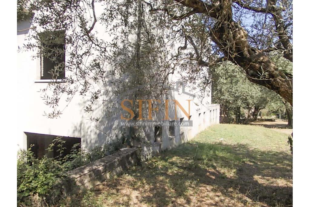 Villa in costruzione - Fontanarosa, a soli 600 metri dalla piazza Cristo Re, proponiamo in vendita, imponente villa di mq. 600,00 ca. in corso di cosruzione.