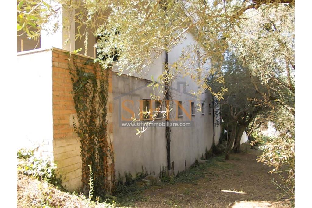 Villa in costruzione - Fontanarosa, a soli 600 metri dalla piazza Cristo Re, proponiamo in vendita, imponente villa di mq. 600,00 ca. in corso di cosruzione.