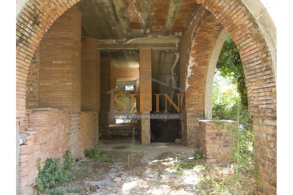 Villa in costruzione - Fontanarosa, a soli 600 metri dalla piazza Cristo Re, proponiamo in vendita, imponente villa di mq. 600,00 ca. in corso di cosruzione.