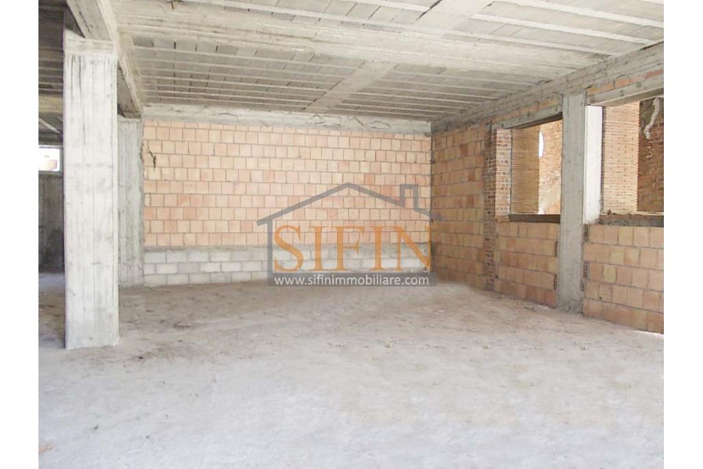 Villa in costruzione - Fontanarosa, a soli 600 metri dalla piazza Cristo Re, proponiamo in vendita, imponente villa di mq. 600,00 ca. in corso di cosruzione.