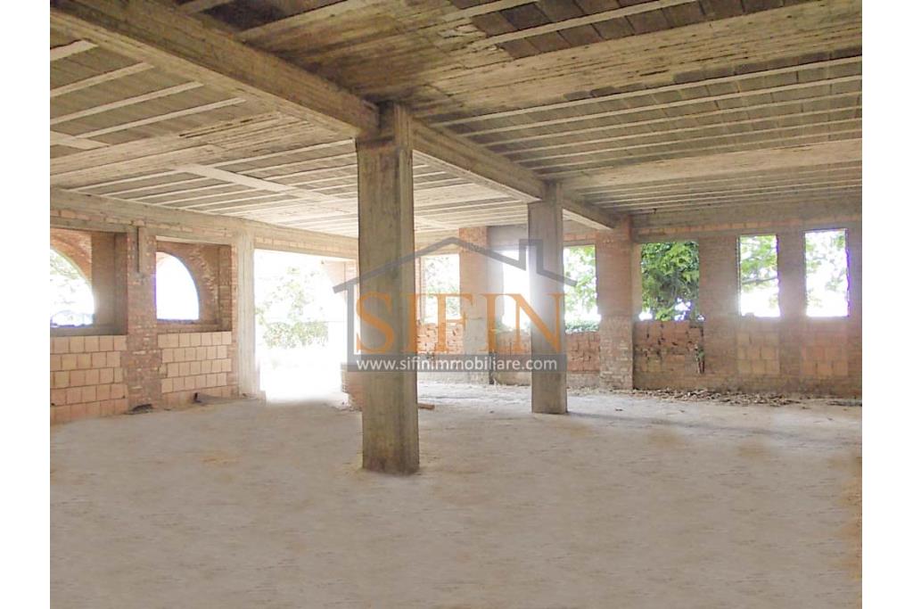 Villa in costruzione - Fontanarosa, a soli 600 metri dalla piazza Cristo Re, proponiamo in vendita, imponente villa di mq. 600,00 ca. in corso di cosruzione.