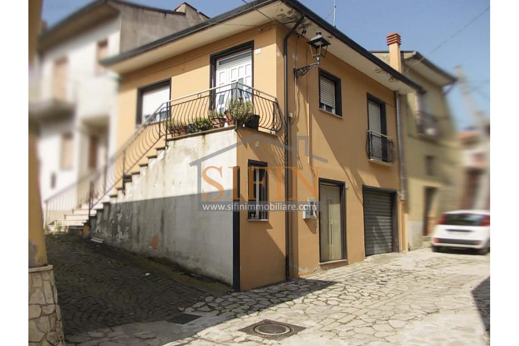 Casa singola - San Nicola Baronia, nel centro storioco, via Pian dell'Olmo, caratterizzata dall'antica strada selciata in pietra, proponiamo in vendita un fabbricato, di complessivi mq. 170,00 disposto su tre livelli