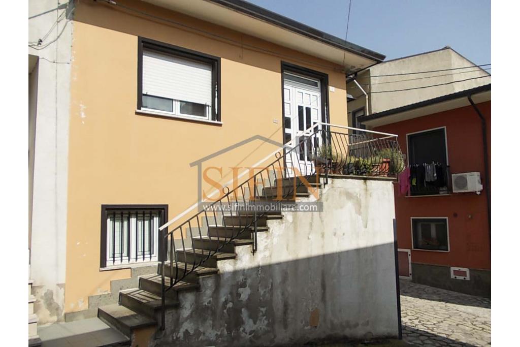 Casa singola - San Nicola Baronia, nel centro storioco, via Pian dell'Olmo, caratterizzata dall'antica strada selciata in pietra, proponiamo in vendita un fabbricato, di complessivi mq. 170,00 disposto su tre livelli
