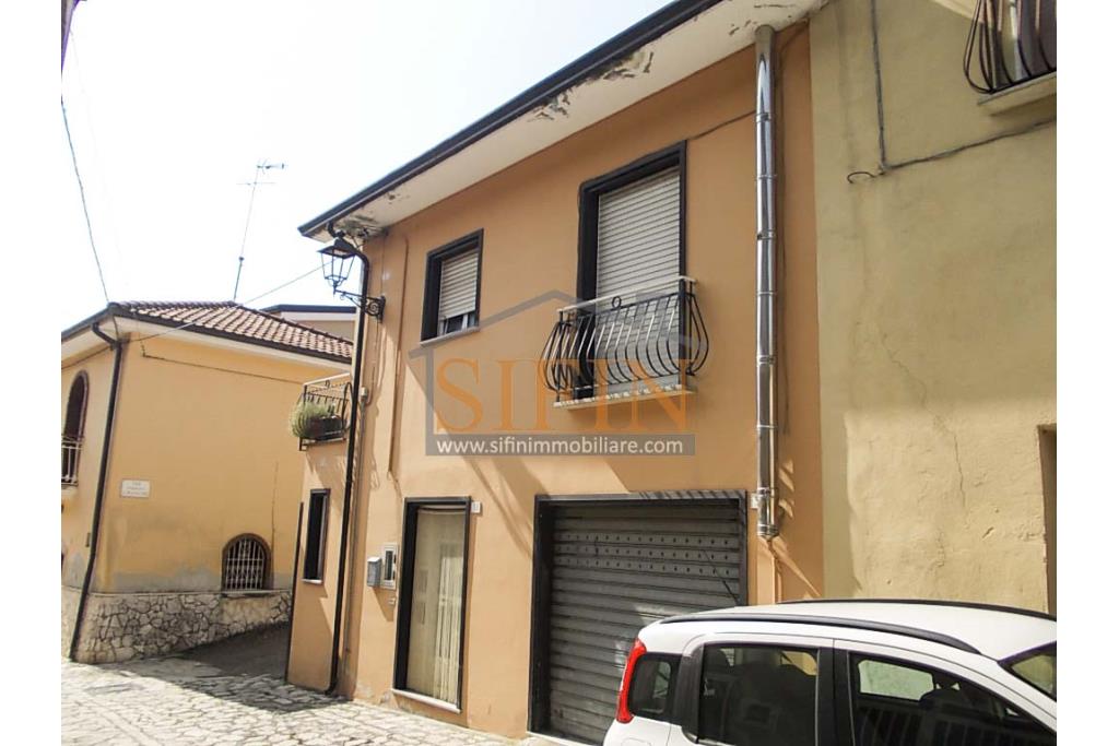 Casa singola - San Nicola Baronia, nel centro storioco, via Pian dell'Olmo, caratterizzata dall'antica strada selciata in pietra, proponiamo in vendita un fabbricato, di complessivi mq. 170,00 disposto su tre livelli
