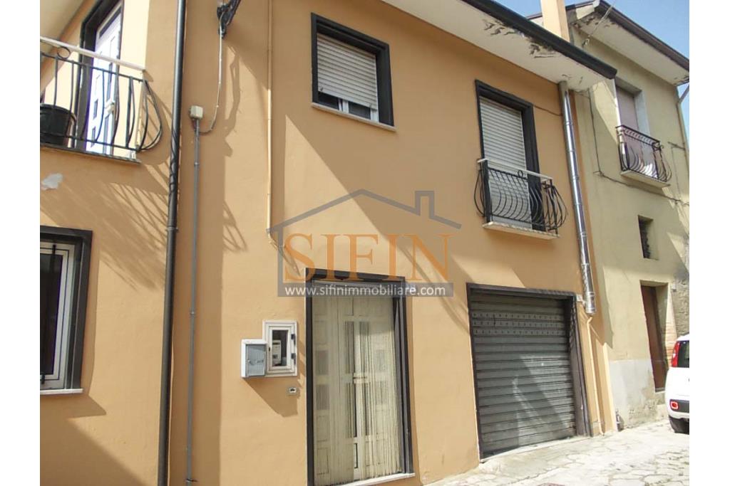 Casa singola - San Nicola Baronia, nel centro storioco, via Pian dell'Olmo, caratterizzata dall'antica strada selciata in pietra, proponiamo in vendita un fabbricato, di complessivi mq. 170,00 disposto su tre livelli