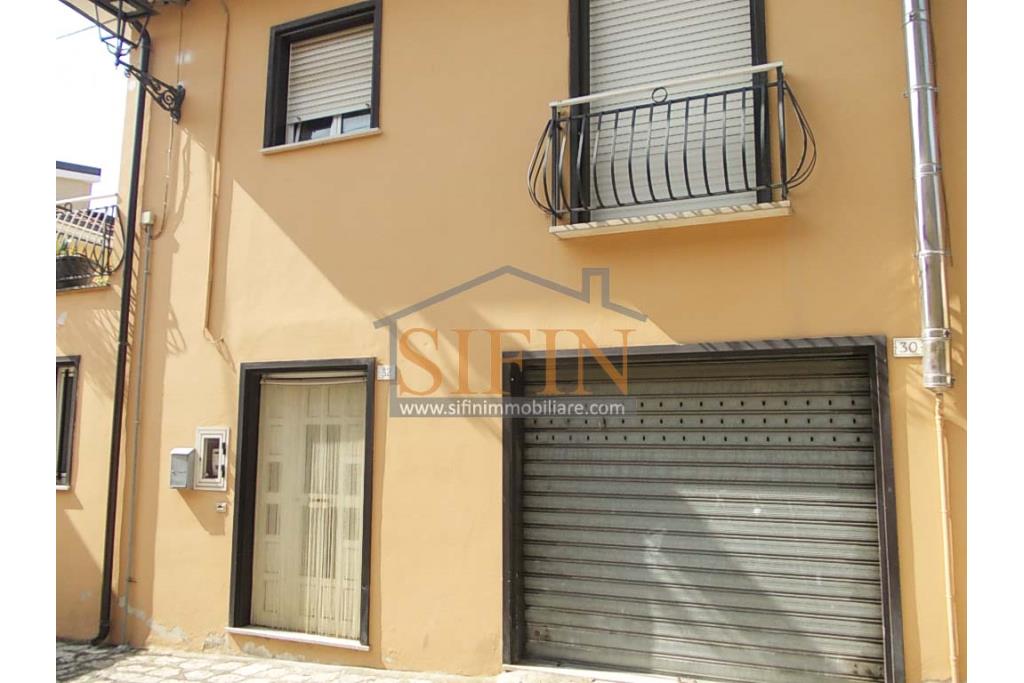 Casa singola - San Nicola Baronia, nel centro storioco, via Pian dell'Olmo, caratterizzata dall'antica strada selciata in pietra, proponiamo in vendita un fabbricato, di complessivi mq. 170,00 disposto su tre livelli