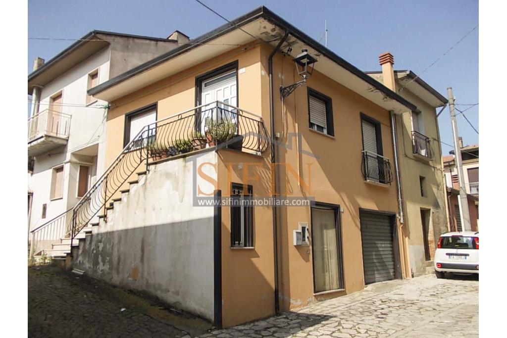 Casa singola - San Nicola Baronia, nel centro storioco, via Pian dell'Olmo, caratterizzata dall'antica strada selciata in pietra, proponiamo in vendita un fabbricato, di complessivi mq. 170,00 disposto su tre livelli