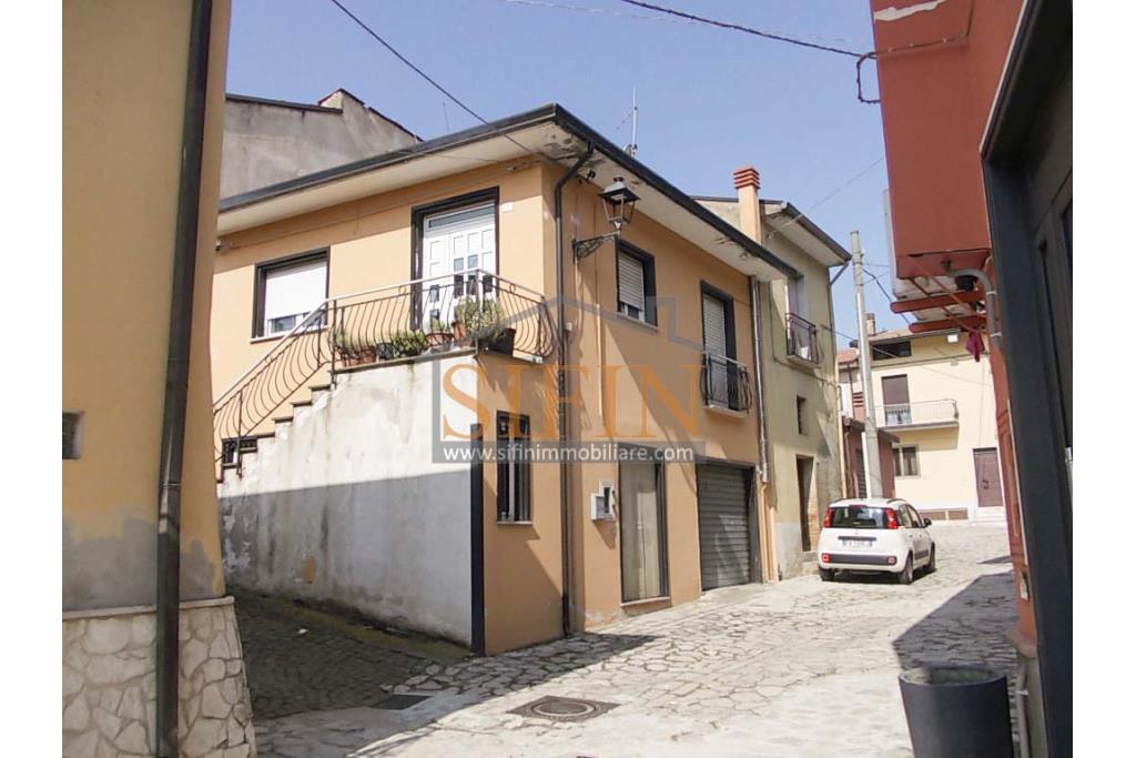 Casa singola - San Nicola Baronia, nel centro storioco, via Pian dell'Olmo, caratterizzata dall'antica strada selciata in pietra, proponiamo in vendita un fabbricato, di complessivi mq. 170,00 disposto su tre livelli