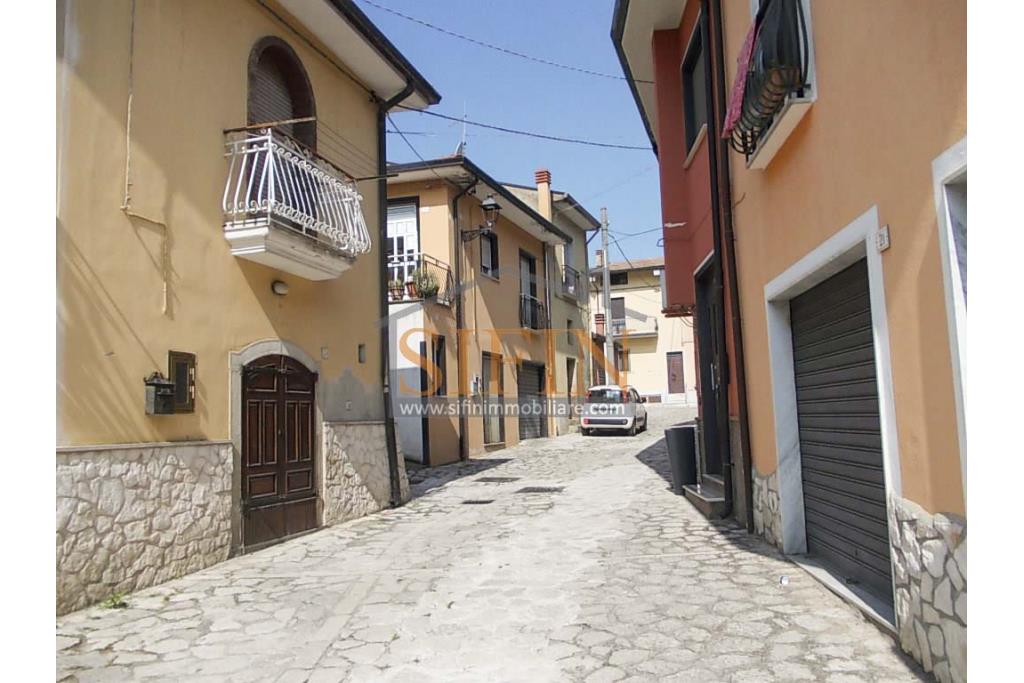 Casa singola - San Nicola Baronia, nel centro storioco, via Pian dell'Olmo, caratterizzata dall'antica strada selciata in pietra, proponiamo in vendita un fabbricato, di complessivi mq. 170,00 disposto su tre livelli