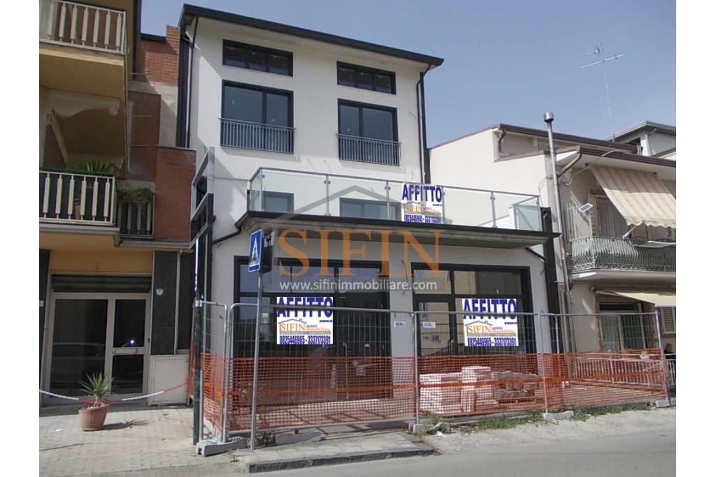 Locale Commerciale  - in pieno centro cittadino, proponiamo in locazione locale commerciale di nuovissima costruzione composto da un apio locale con due ampie vetrine fronte strada, fornito di doppi bagni e bagno per disabili.