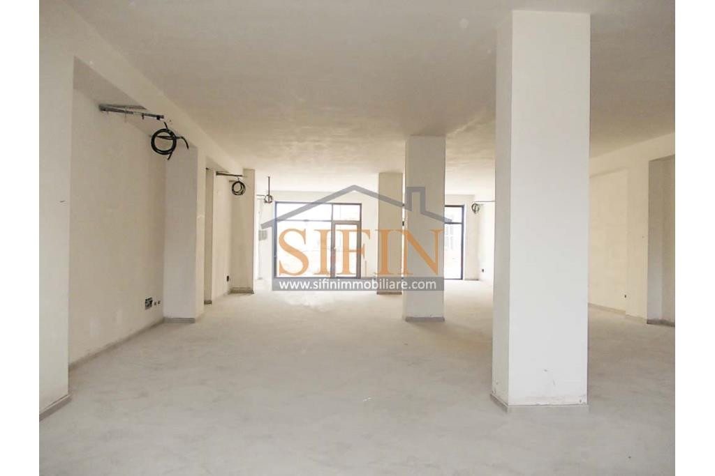 Locale Commerciale  - in pieno centro cittadino, proponiamo in locazione locale commerciale di nuovissima costruzione composto da un apio locale con due ampie vetrine fronte strada, fornito di doppi bagni e bagno per disabili.