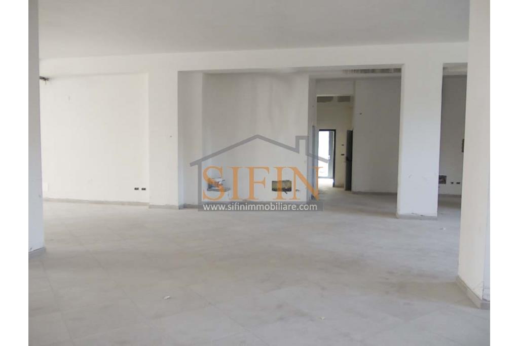 Locale Commerciale  - in pieno centro cittadino, proponiamo in locazione locale commerciale di nuovissima costruzione composto da un apio locale con due ampie vetrine fronte strada, fornito di doppi bagni e bagno per disabili.