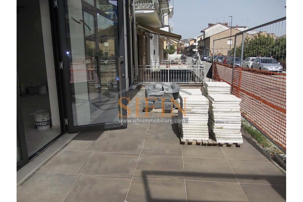 Locale Commerciale  - in pieno centro cittadino, proponiamo in locazione locale commerciale di nuovissima costruzione composto da un apio locale con due ampie vetrine fronte strada, fornito di doppi bagni e bagno per disabili.