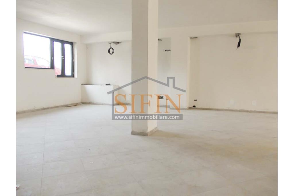Locale Commerciale  - in pieno centro cittadino, proponiamo in locazione locale commerciale di nuovissima costruzione composto da un apio locale con due ampie vetrine fronte strada, fornito di doppi bagni e bagno per disabili.