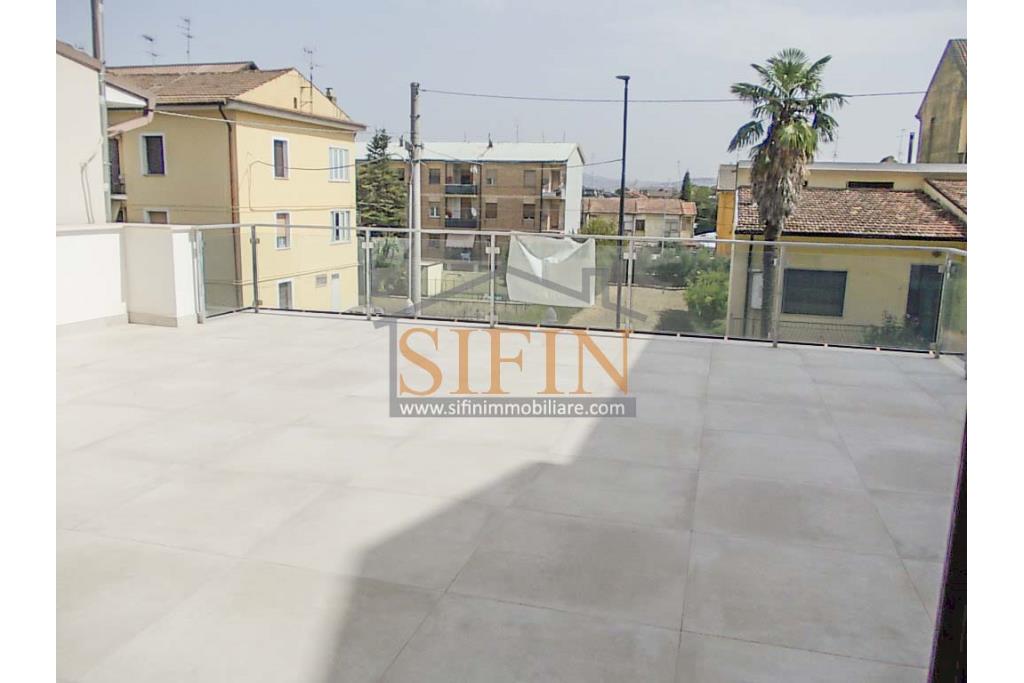 Locale Commerciale  - in pieno centro cittadino, proponiamo in locazione locale commerciale di nuovissima costruzione composto da un apio locale con due ampie vetrine fronte strada, fornito di doppi bagni e bagno per disabili.