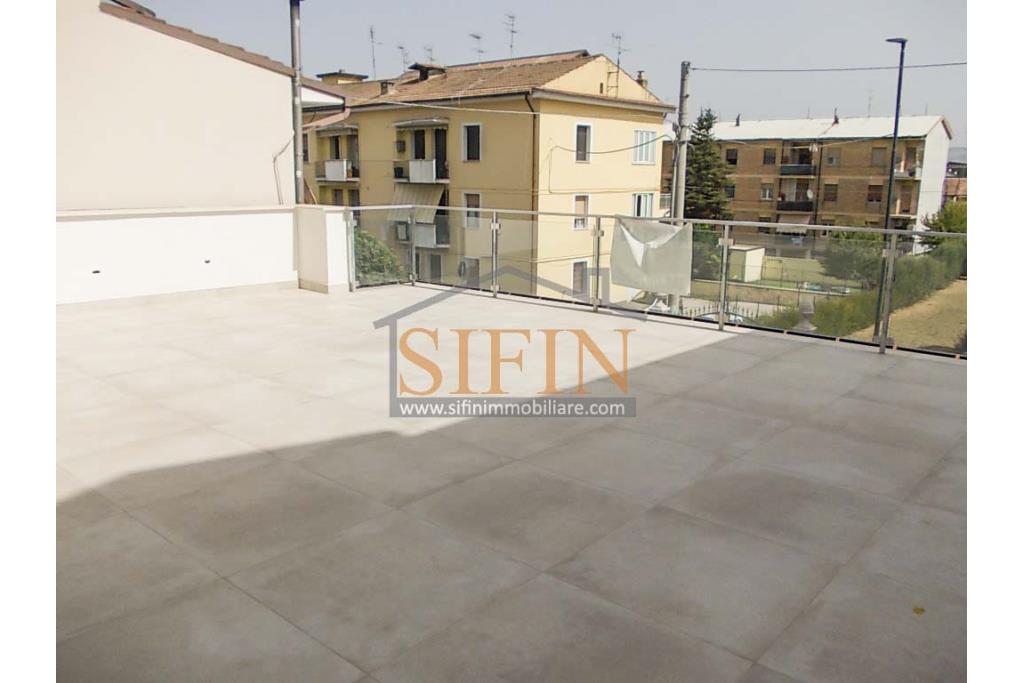 Locale Commerciale  - in pieno centro cittadino, proponiamo in locazione locale commerciale di nuovissima costruzione composto da un apio locale con due ampie vetrine fronte strada, fornito di doppi bagni e bagno per disabili.