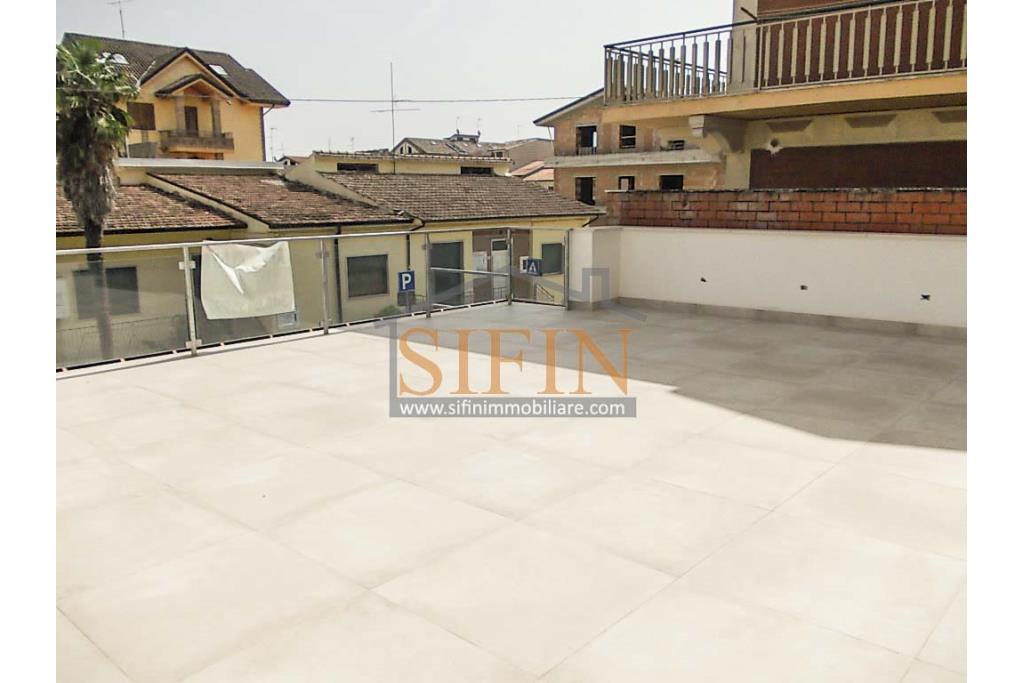 Locale Commerciale  - in pieno centro cittadino, proponiamo in locazione locale commerciale di nuovissima costruzione composto da un apio locale con due ampie vetrine fronte strada, fornito di doppi bagni e bagno per disabili.