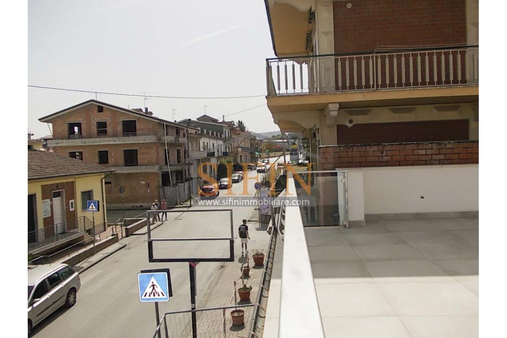 Locale Commerciale  - in pieno centro cittadino, proponiamo in locazione locale commerciale di nuovissima costruzione composto da un apio locale con due ampie vetrine fronte strada, fornito di doppi bagni e bagno per disabili.