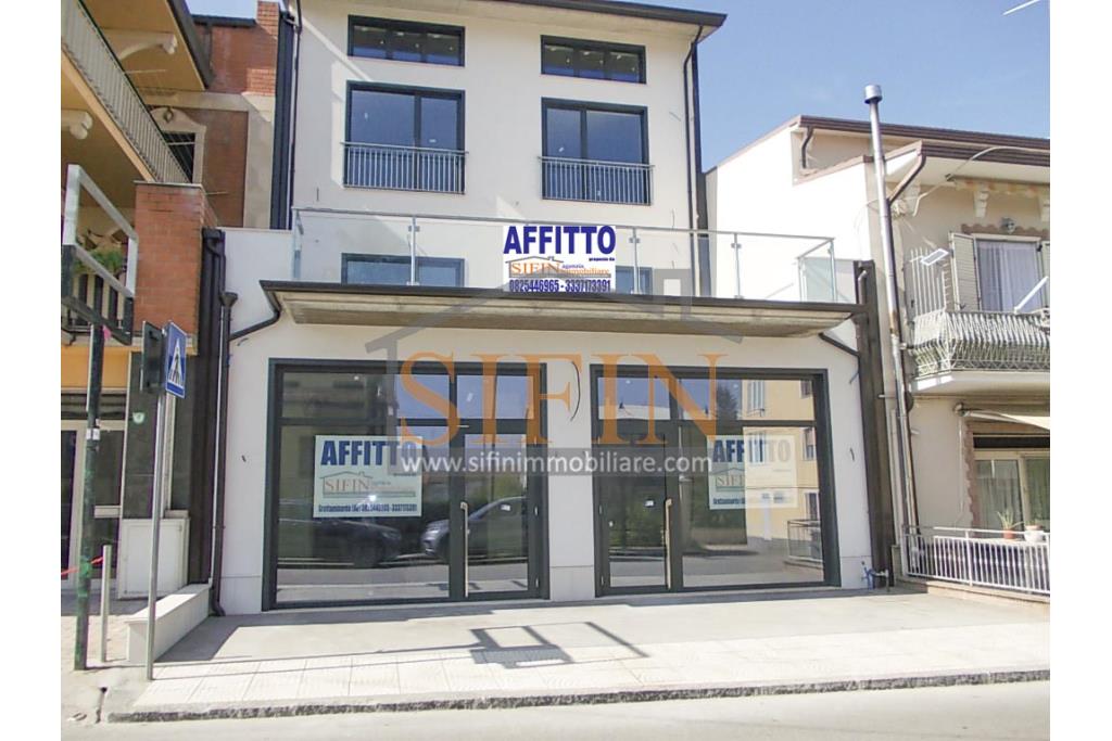 Locale Commerciale  - in pieno centro cittadino, proponiamo in locazione locale commerciale di nuovissima costruzione composto da un apio locale con due ampie vetrine fronte strada, fornito di doppi bagni e bagno per disabili.