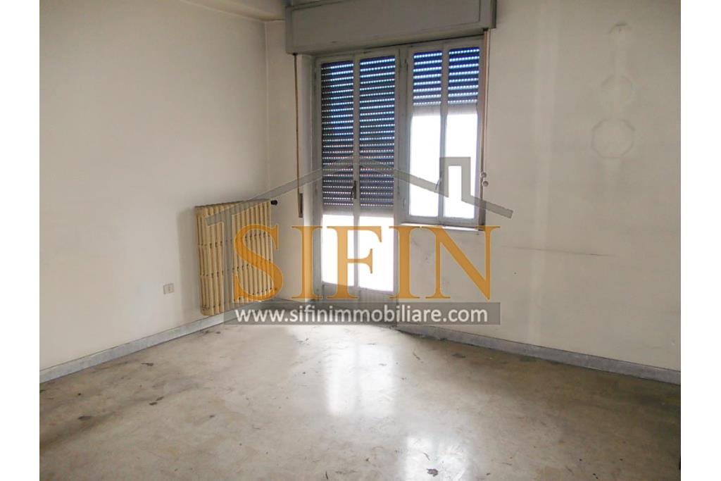 Appartamento  - Grattaminarda (AV) su corso Vittorio Veneto, a pochi passi dalla piazza, in piccolo condominio composto da soli due appartamenti, proponiamo in vendita appartamento di mq. 85,00 ca. con mq. 8,00 di balconi e mq. 60,00 di terrazzo panoramico