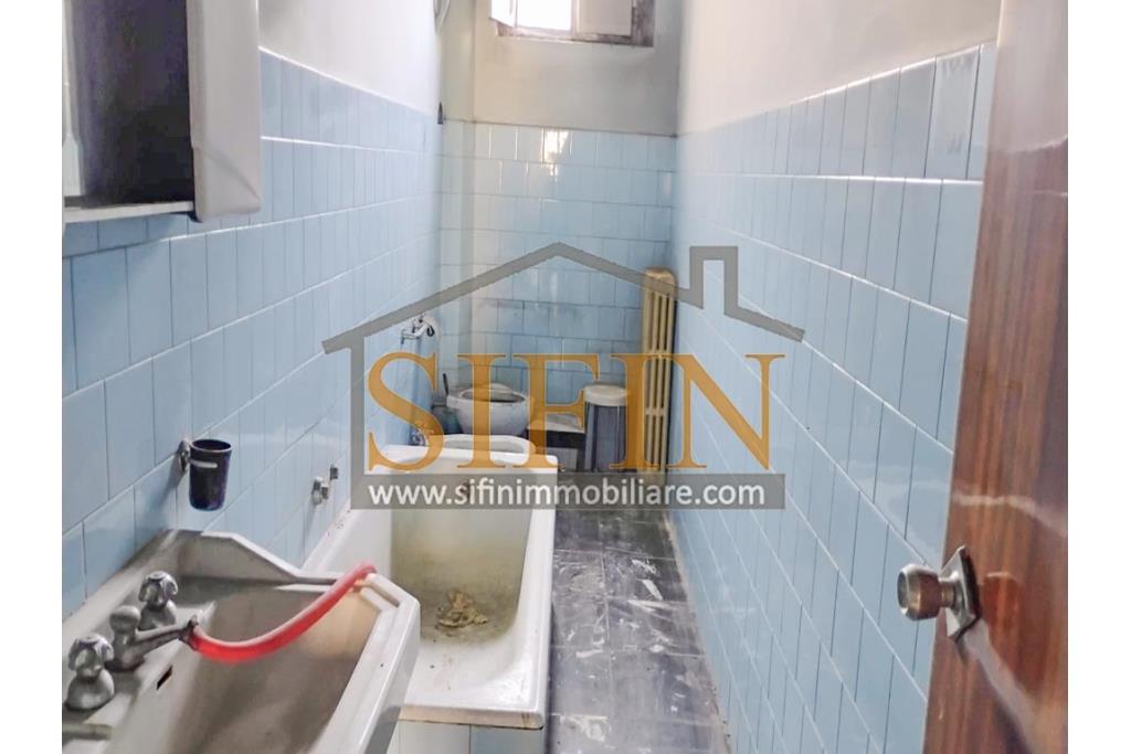 Appartamento  - Grattaminarda (AV) su corso Vittorio Veneto, a pochi passi dalla piazza, in piccolo condominio composto da soli due appartamenti, proponiamo in vendita appartamento di mq. 85,00 ca. con mq. 8,00 di balconi e mq. 60,00 di terrazzo panoramico