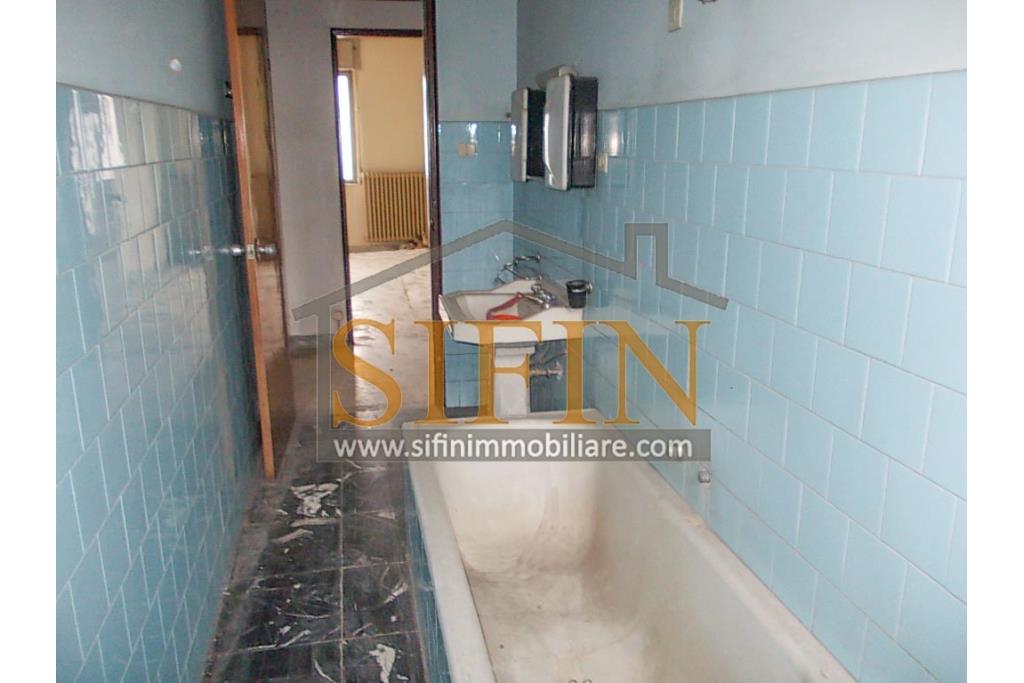 Appartamento  - Grattaminarda (AV) su corso Vittorio Veneto, a pochi passi dalla piazza, in piccolo condominio composto da soli due appartamenti, proponiamo in vendita appartamento di mq. 85,00 ca. con mq. 8,00 di balconi e mq. 60,00 di terrazzo panoramico