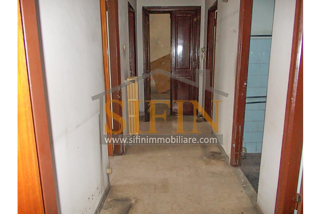 Appartamento  - Grattaminarda (AV) su corso Vittorio Veneto, a pochi passi dalla piazza, in piccolo condominio composto da soli due appartamenti, proponiamo in vendita appartamento di mq. 85,00 ca. con mq. 8,00 di balconi e mq. 60,00 di terrazzo panoramico